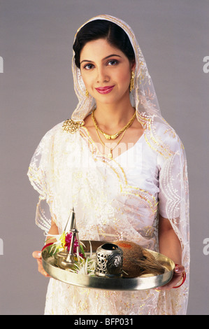 Indische Bräute; Parsi Braut mit Puja thali in der Hand; Hochzeitskleid; Hochzeitskostüm; Indien; MR#143 Stockfoto