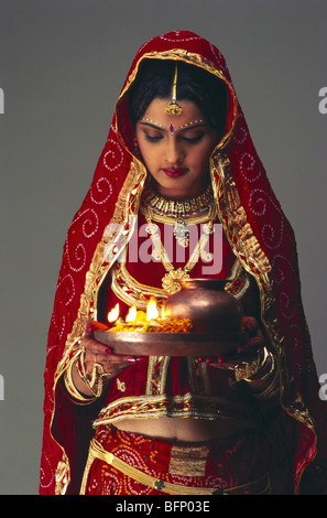 indische Braut Pooja Thali in der hand hält; Indien Herr #145 Stockfoto