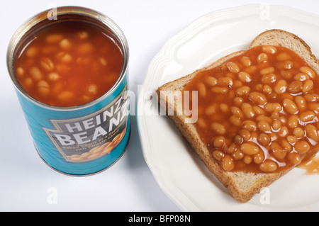 Heinz gebackene Bohnen auf Toast, eine traditionelle Zwischenmahlzeit Essen in Großbritannien Stockfoto