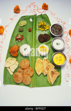 Maharashtrian Indian Food Mittagessen auf Bananenblatt; Indien; asien Stockfoto