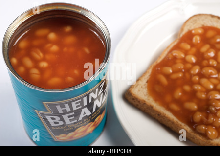 Heinz gebackene Bohnen auf Toast, eine traditionelle Zwischenmahlzeit Essen in Großbritannien Stockfoto