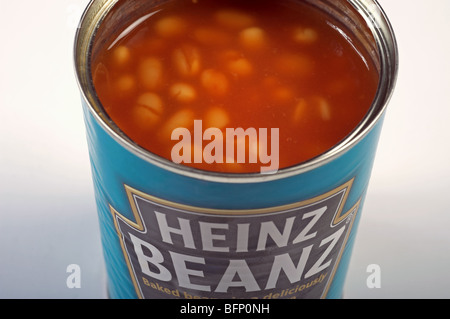 Dose mit Heinz gebackene Bohnen, eine traditionelle Zwischenmahlzeit Essen in Großbritannien Stockfoto