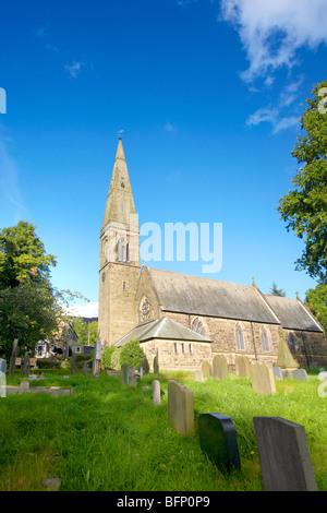 Bamford Kirche im Peak District, Derbyshire an einem sonnigen Tag Stockfoto