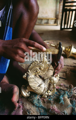 Bronze Lampe Herstellung Handwerk ; Natchiyarkoil ; Kumbakonam ; Tanjore ; Thanjavur ; Tamil Nadu ; Indien ; Asien Stockfoto