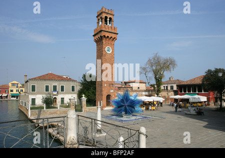 Venedig, Murano, Campo San Stefano, Turm mit Glasskulptur Stockfoto