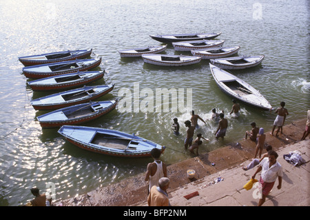 Boote an Ghats des Flusses Ganga; Banaras; Varanasi; Uttar Pradesh; Indien; asien Stockfoto