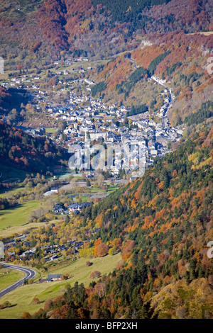 Im Herbst, das Mont-Dore thermal Spa fotografiert aus dem Blickwinkel des Sancy-Massivs (Puy de Dôme - Auvergne - Frankreich). Stockfoto