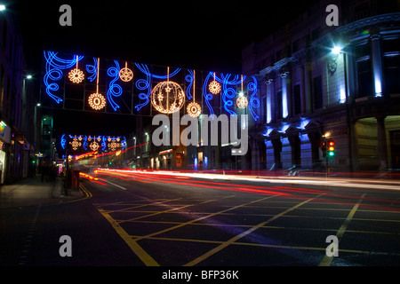 Stadtzentrum von Aberdeen Weihnachtsbeleuchtung und Verkehr   Festival Winterdekorationen Aberdeenshire, Schottland, Vereinigtes Königreich Stockfoto