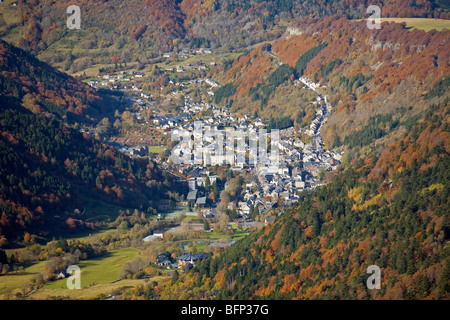 Im Herbst, das Mont-Dore thermal Spa fotografiert aus dem Blickwinkel des Sancy-Massivs (Puy de Dôme - Auvergne - Frankreich). Stockfoto