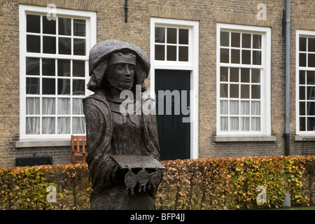 Die Statue einer Nonne im Hof des Begijnhof (Beginenhof) in die Stadt Breda, Niederlande. Stockfoto
