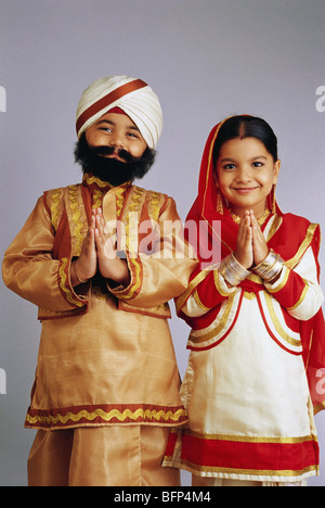 Junge und Mädchen, gekleidet als Sikh-Paar Namaste willkommen Pose indien MR#498&497 indische Kinder Fancy Dress Stockfoto