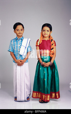 Junge und Mädchen gekleidet als südindisches Paar indien indisch Fancy Kleid MR#502&503 Stockfoto