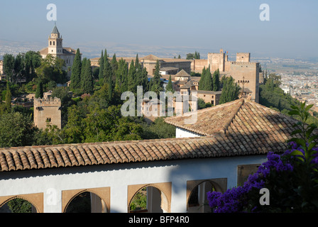 Blick über den Generalife in Richtung der Alcazaba & Palacio Carlos V, der Alhambra, Granada, Andalusien, Spanien Stockfoto