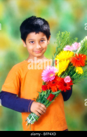 Indisches Knabenkind mit Blumenstrauß; indien; asien; MR#152 Stockfoto