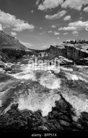 Wasserfälle in der Nähe von Swift aktuelle See in vielen Gletschern Bereich des Glacier National Park, Montana Stockfoto