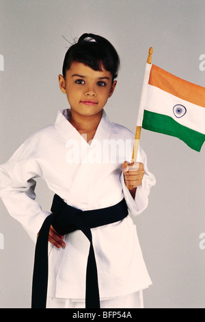 VDA 63756: Mädchen gekleidet als Karate-Player Flagge Indiens in der hand hält Herr #495 Stockfoto