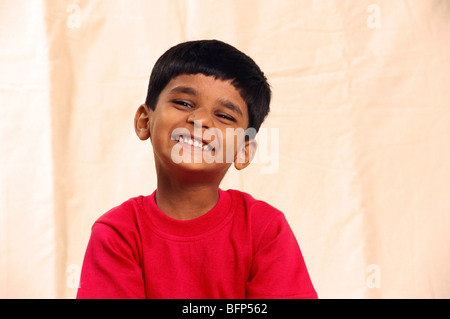 Indischer Kind Junge lächelnd zeigt Zähne ; indien ; asien ; MR Stockfoto