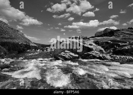 Wasserfälle in der Nähe von Swift aktuelle See in vielen Gletschern Bereich des Glacier National Park, Montana Stockfoto