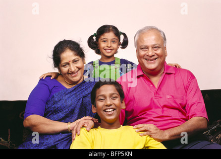 Indische Familie Großeltern mit Enkelportrait ; indien ; asien ; MR#320,321,322 Stockfoto