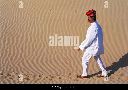 MMN 63962: Rajasthani Rajput Mann Sam Dünen überqueren; Jaisalmer; Rajasthan; Indien Herr #672 Stockfoto
