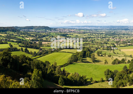 Ein Blick auf Cam, Dursley und Coaley in der Severn Vale angesehen von Cotswold Böschung am Coaley Peak Picknickplatz, Gloucestershire Stockfoto