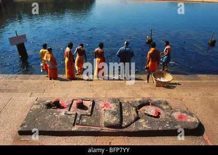 Shivling; Priester beten im Teich; Sringeri; Sri Kshetra Shringeri; Chikkamagaluru; Chikkamangaluru; Karnataka; Indien; asien Stockfoto