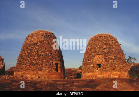 NMK 64952: Stein Bildung; Badami Fort; Karnataka; Indien Stockfoto