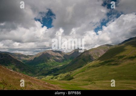 Berge im Hinterland Wasdale Head von Zunge Moor direkt unter Illgill Head Gipfel gesehen.  Die Pisten zu Scafell beginnen auf der rechten Seite Stockfoto