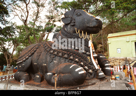 MAA 65037: Monolith Nandi Bull in Chamunda Hügel; Mysore; Karnataka; Indien Stockfoto