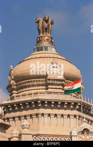Suvarna Vidhana Soudha ; Vidhana Soudha mit Ashoka Löwen und Flagge von Indien ; Bangalore ; Bengaluru ; Karnataka ; Indien ; Asien Stockfoto