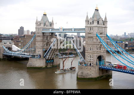Tower Bridge, London mit Brücke angehoben Stockfoto