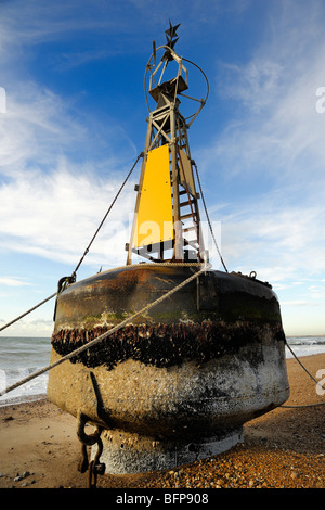 Großen Versand Navigation Boje an den Strand gespült Stockfoto