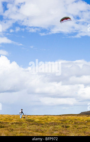 Zwei Brüder kämpfen, um die Leistung bei starkem Wind auf Moor östlich von Syre, Sutherland, Highland, Schottland Drachen Stockfoto