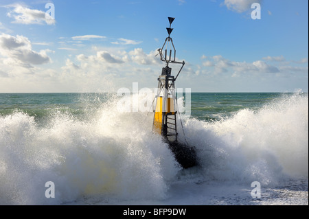 Wellen eine große Versand Navigation Boje bis auf den Strand Stockfoto