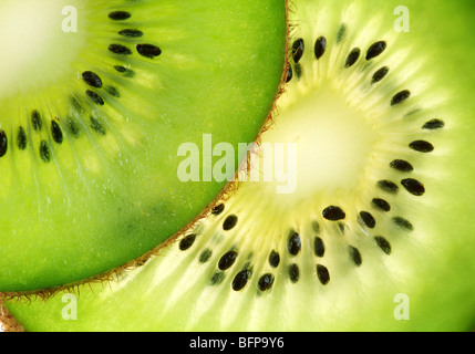 Zurück projiziert (beleuchteten) Querschnitte von kiwi Stockfoto
