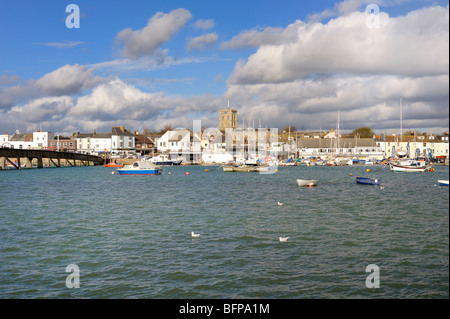 Blick über die Flussmündung Adur in Richtung Shoreham Stadt Stockfoto