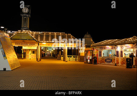 Der Eingang zum Brighton Pier bei Nacht Stockfoto