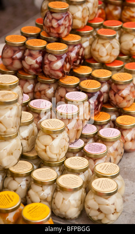 Hausgemachte Bio eingelegte Knoblauch Gläser mit verschiedenen Saucen zum Verkauf, Finnland Stockfoto