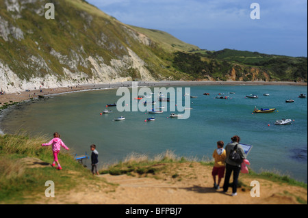 Lulworth Cove, in Dorset, England an einem sonnigen Tag. Stockfoto