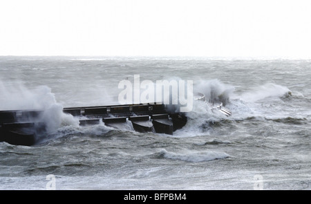 Wellen in stürmischer See Absturz über Brighton marina Stockfoto