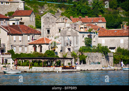 Restaurant und Fassaden in der historischen Stadt von Perast, Risan Bucht, Bucht von Kotor, Montenegro Stockfoto