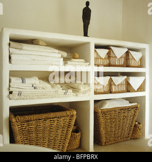 Ablagefläche im Badezimmer mit gefaltete Handtücher und Körbe Stockfoto
