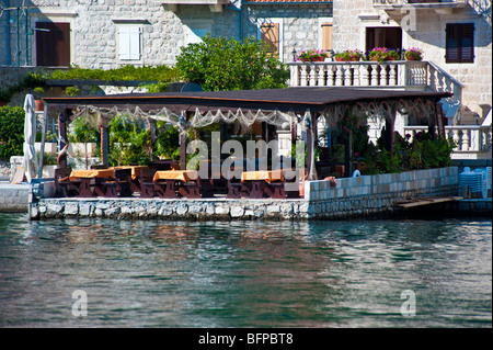 Restaurant in der historischen Stadt von Perast, Risan Bucht, Bucht von Kotor, Montenegro Stockfoto