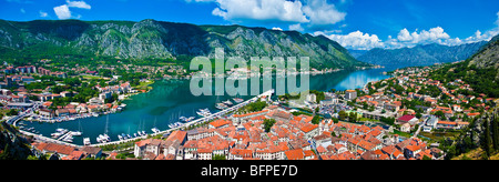 Panorama Ansicht der gesamten Bucht von Kotor mit der Marina und der historischen Altstadt von Kotor, Montenegro Stockfoto