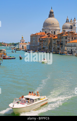 Venedig, Veneto, Italien. Wasser-Taxi in den Canal - Santa Maria della Salute Stockfoto