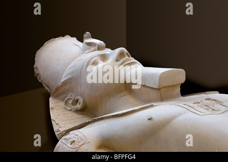 Koloss des Ramses II innerhalb des Museums die Überreste von Memphis im Dorf Mit Rahina, Ägypten Stockfoto