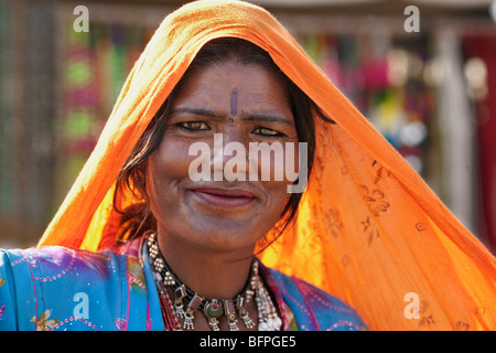 Ein Rajasthani indische Dame Portrait in Pushkar fair, Rajasthan Indien. Stockfoto