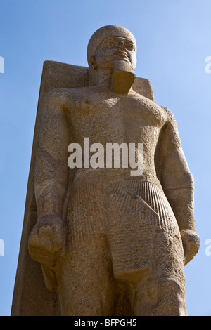 Vertikale Schuss der Statue von Ramses II innerhalb des Museums die Überreste von Memphis im Dorf Mit Rahina, Ägypten Stockfoto