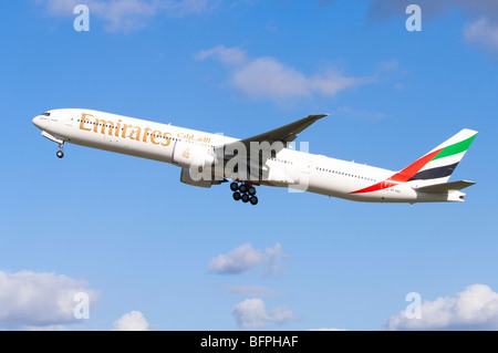 Boeing 777, durchgeführt von Emirates, die dem Start vom Flughafen Birmingham, UK. Stockfoto