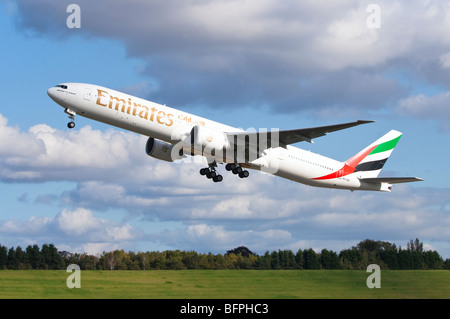 Boeing 777, durchgeführt von Emirates, die dem Start vom Flughafen Birmingham, UK. Stockfoto